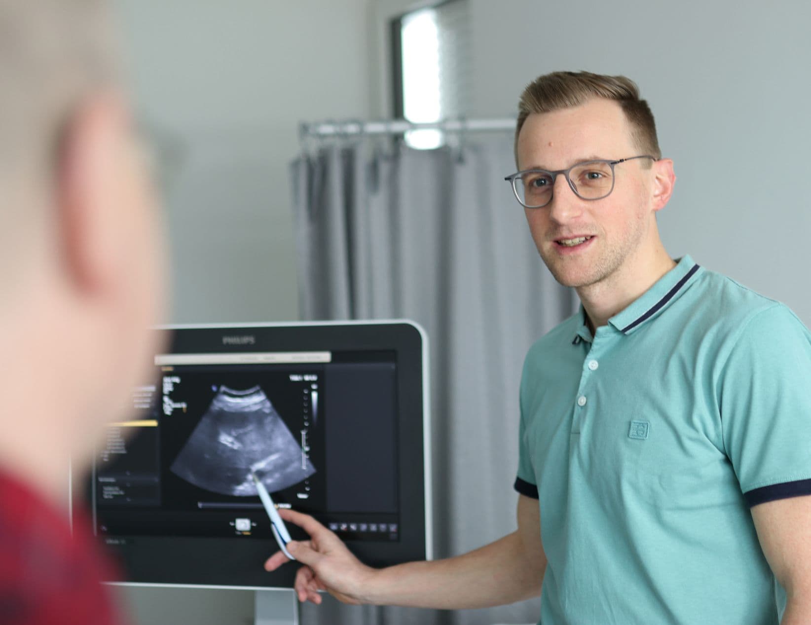 Dr. Michael Piringer bei einer Ultraschalluntersuchung