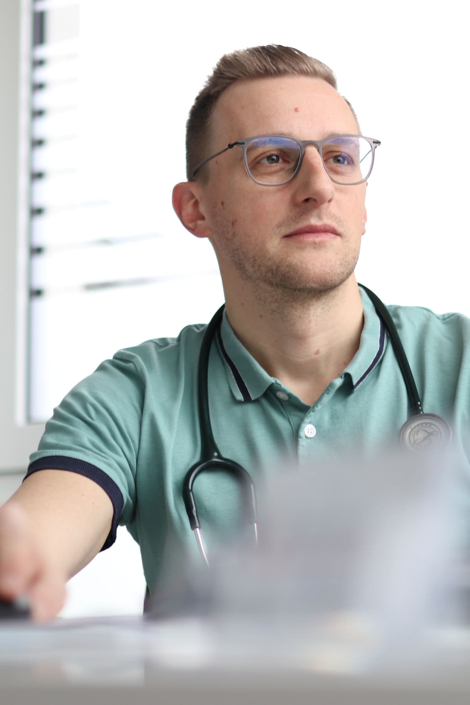 Dr. Michael Piringer am Schreibtisch