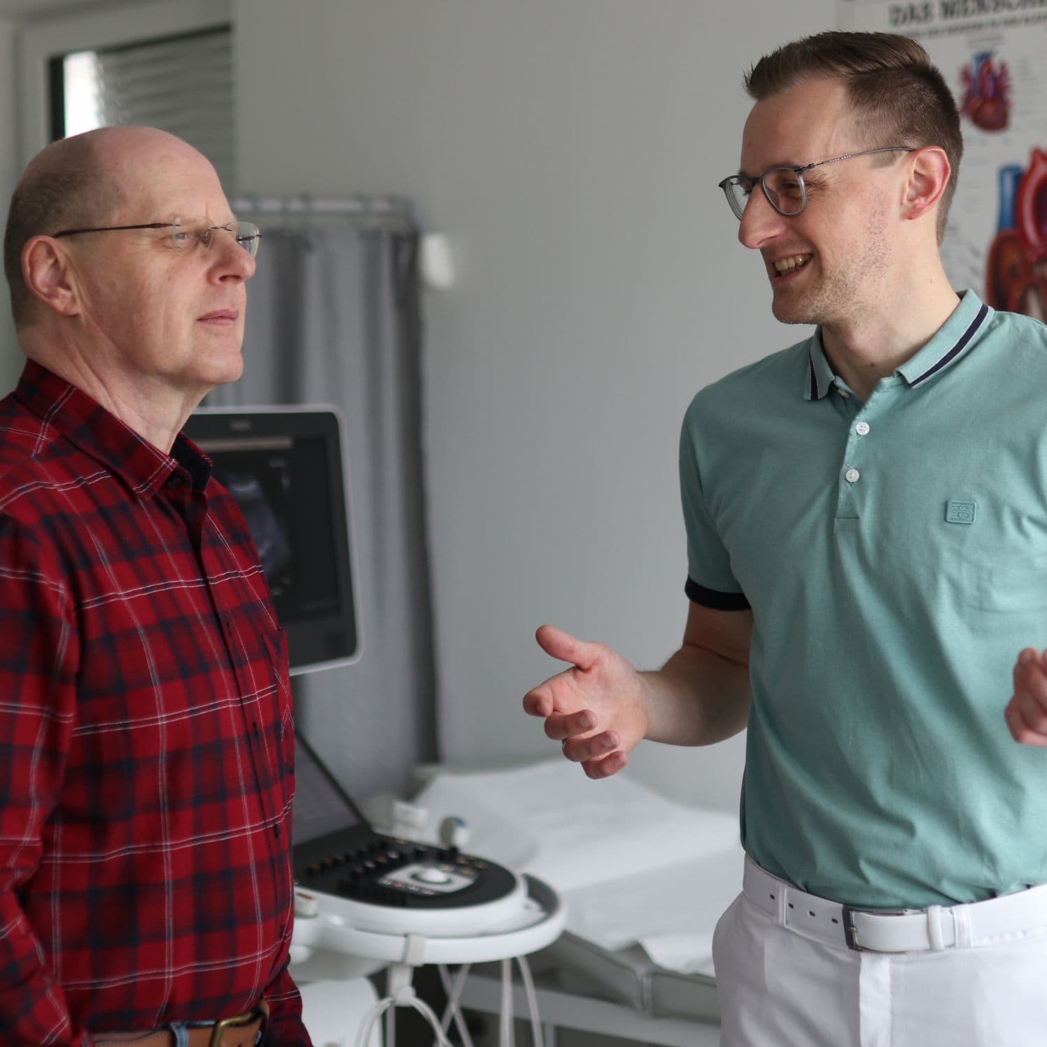 Dr. Michael Piringer im Gespräch mit einem Patienten
